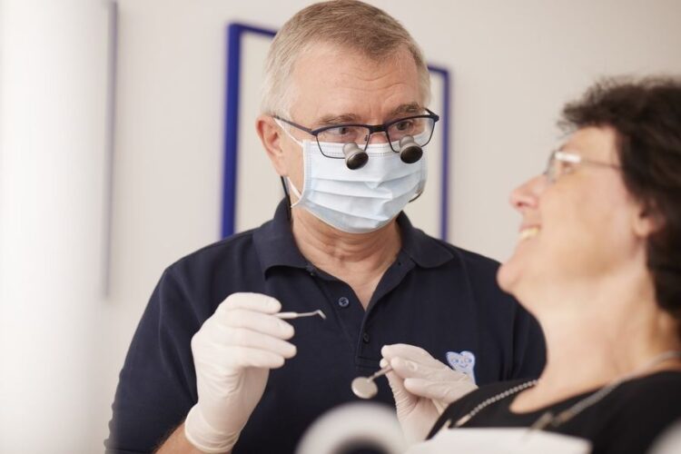 Zahnarzt bzw. Zahnärztin gesucht bei Zahnarzt Wetzlar - Zahnzentrum Dr. Röder und Kollegen - Stellenangebot